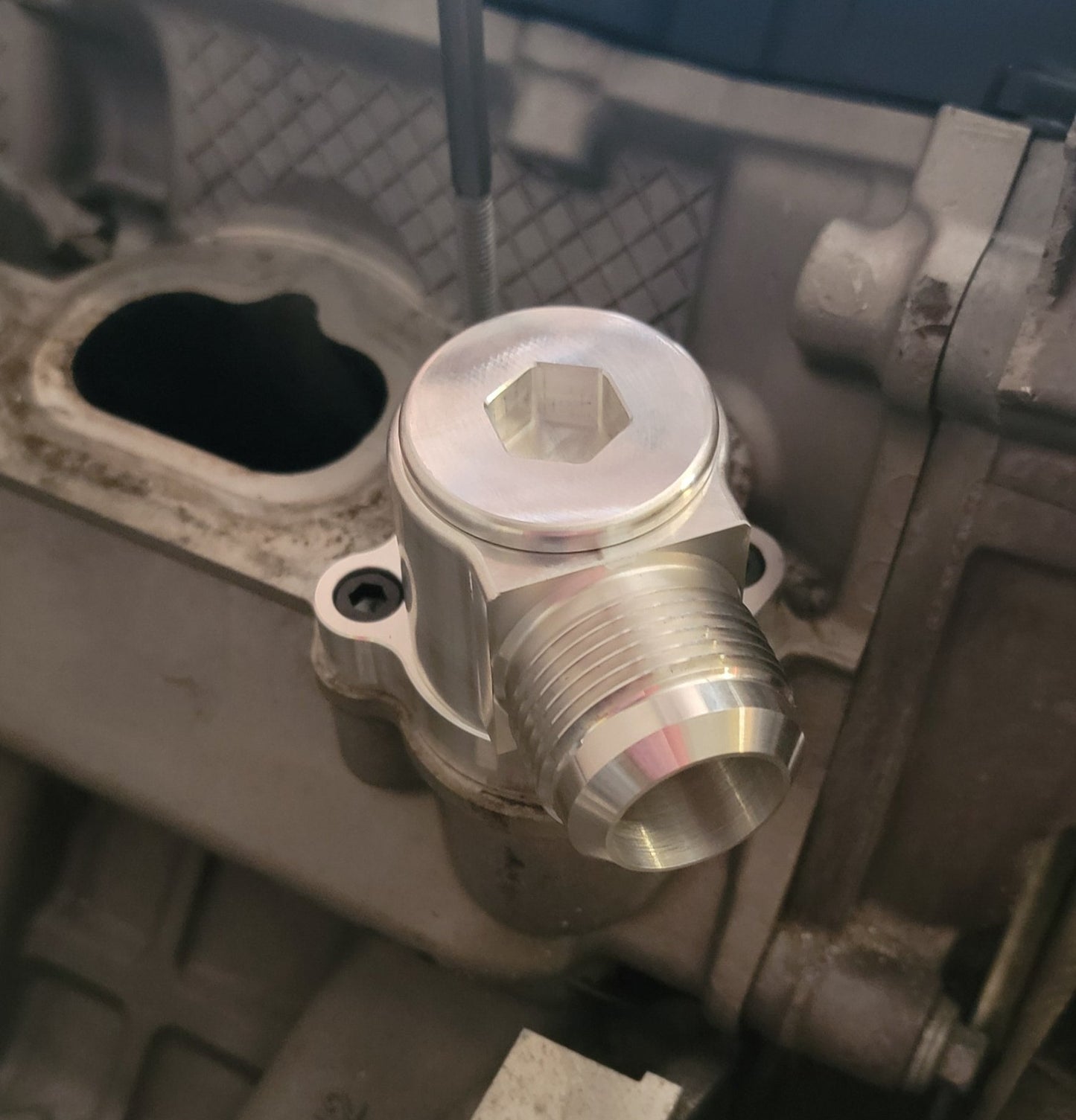 Coyote Cylinder Head Water Fitting Swivel -16AN